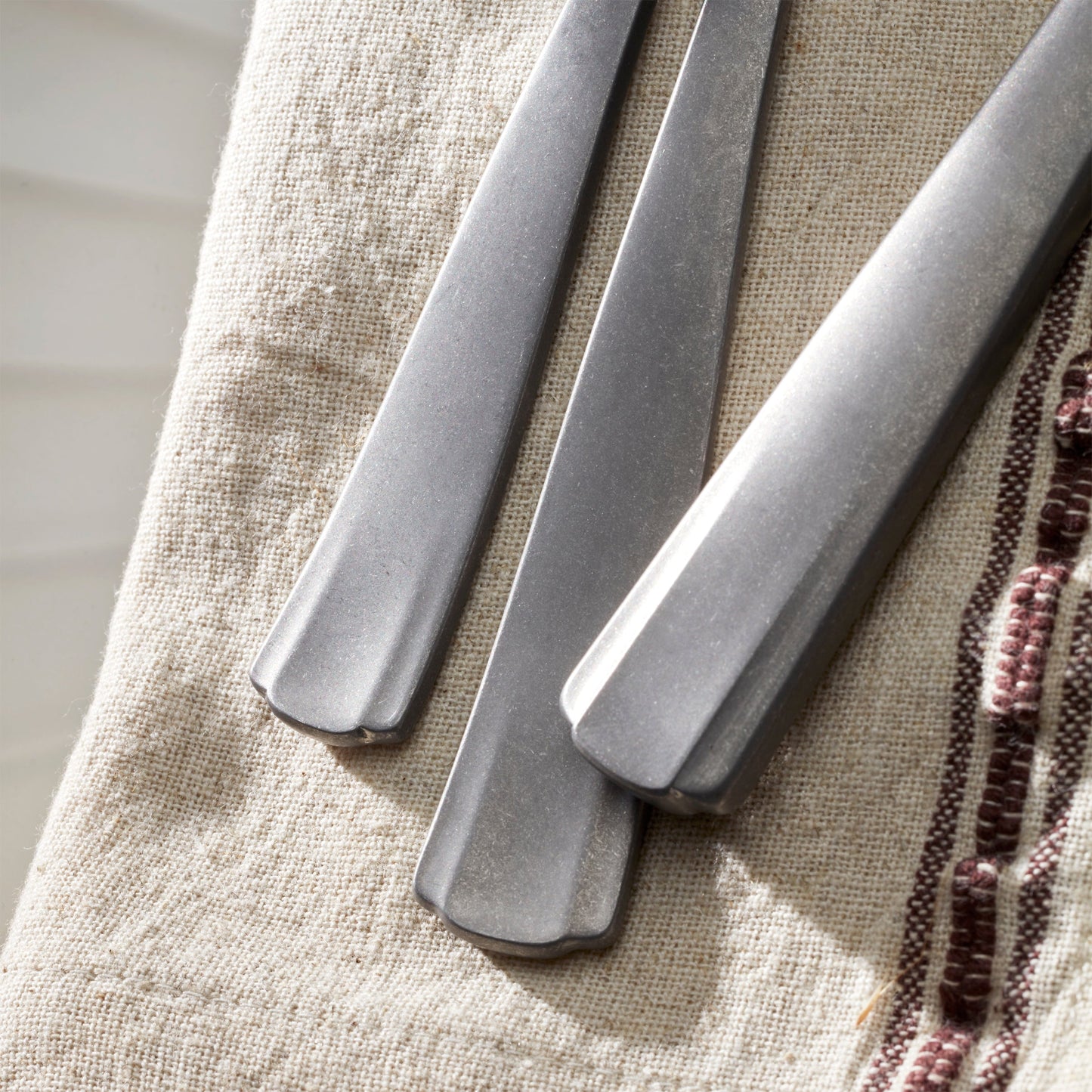 French Perle Scallop Vintage 65-Piece Flatware Set
