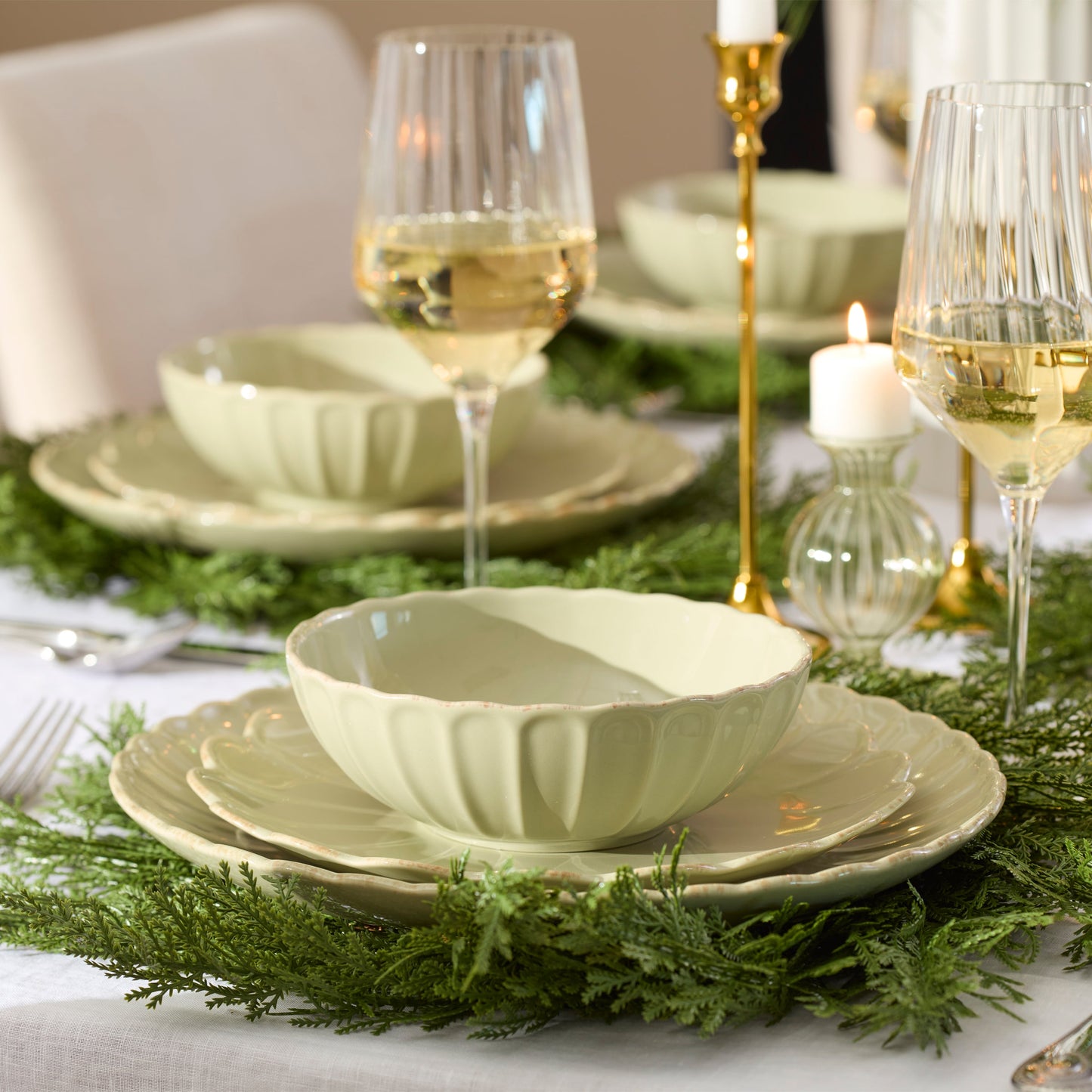 French Perle Scallop Matcha 24-Piece Dinnerware Set